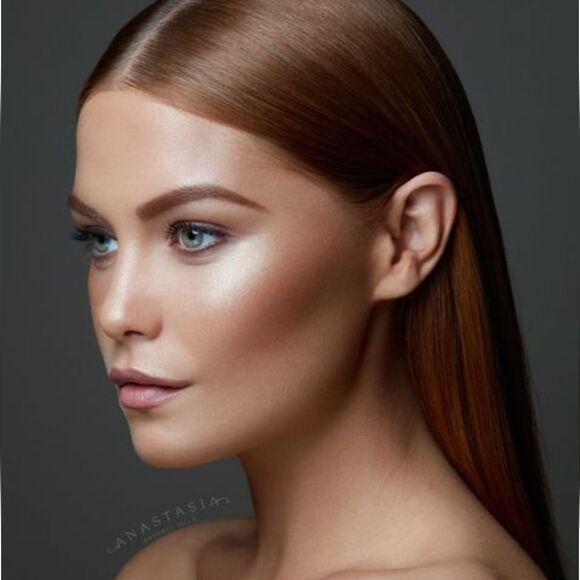 Anastasia Beverly Hills Powder Bronzer - Picture 4 of 7